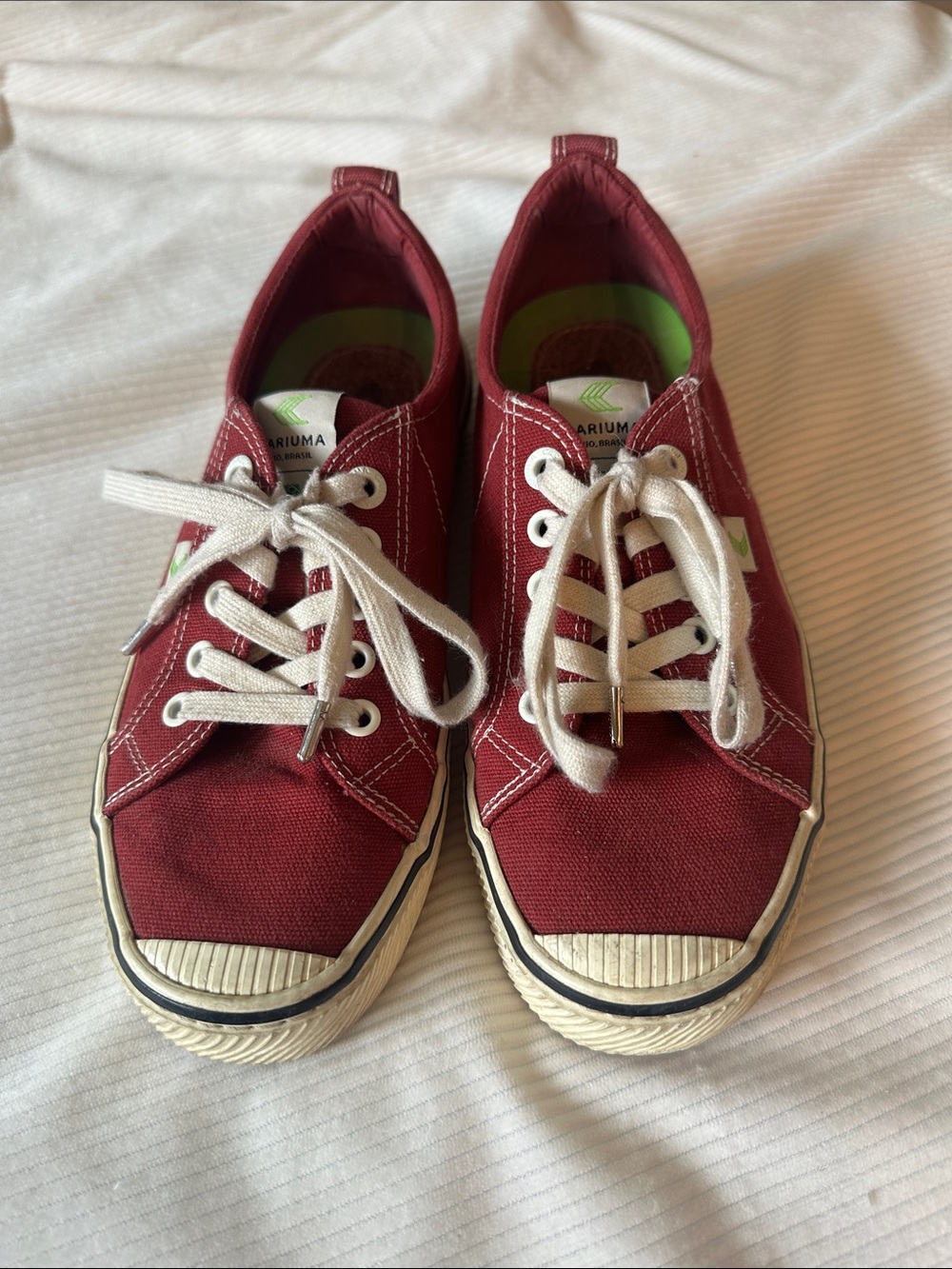 Cariuma OCA Burgundy Canvas Sneaker, women’s size 8